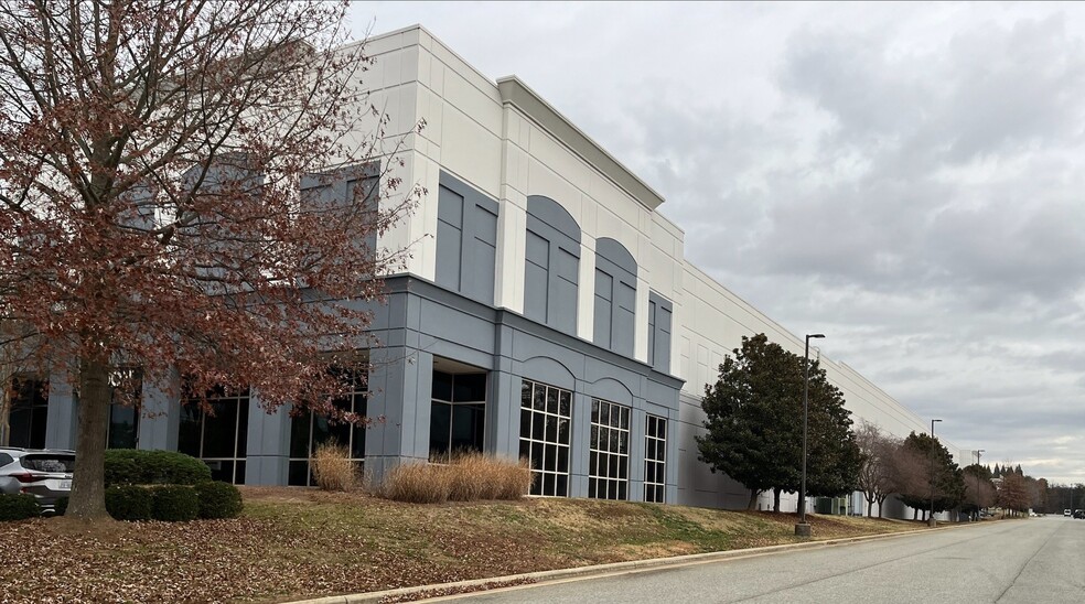 657 Brigham Rd, Greensboro, NC for lease - Building Photo - Image 2 of 28