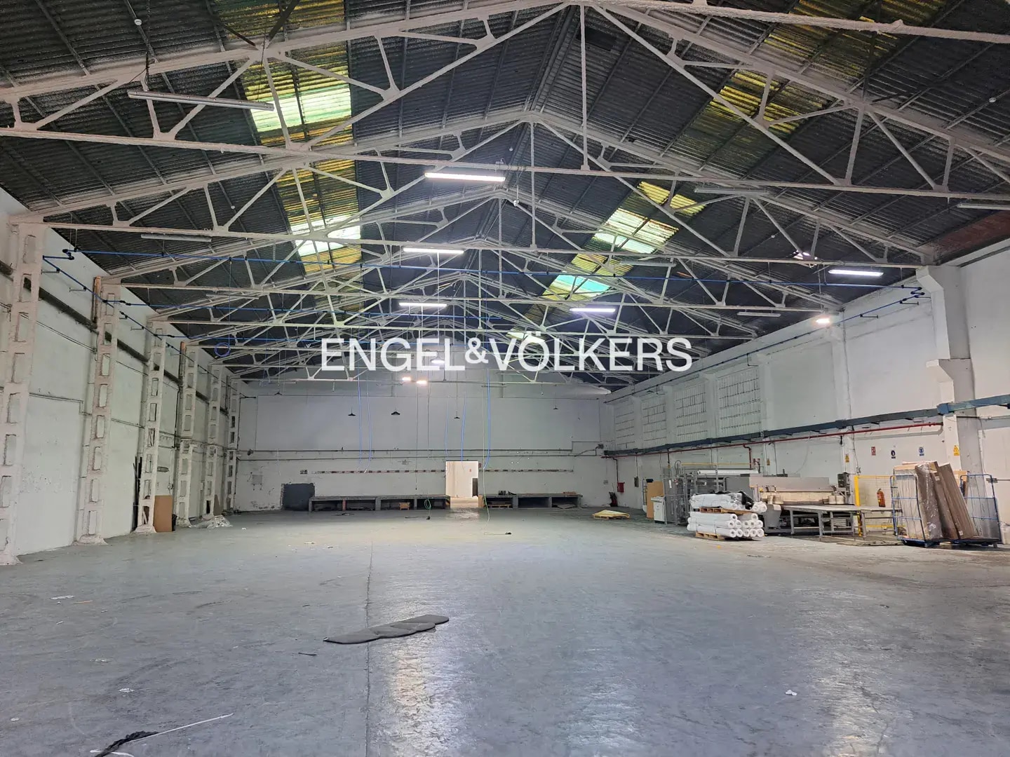Industrial in L'Hospitalet de Llobregat, Barcelona for lease Interior Photo- Image 1 of 4