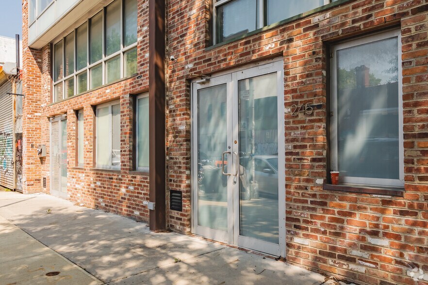 243-247 Boerum St, Brooklyn, NY for lease - Building Photo - Image 3 of 7