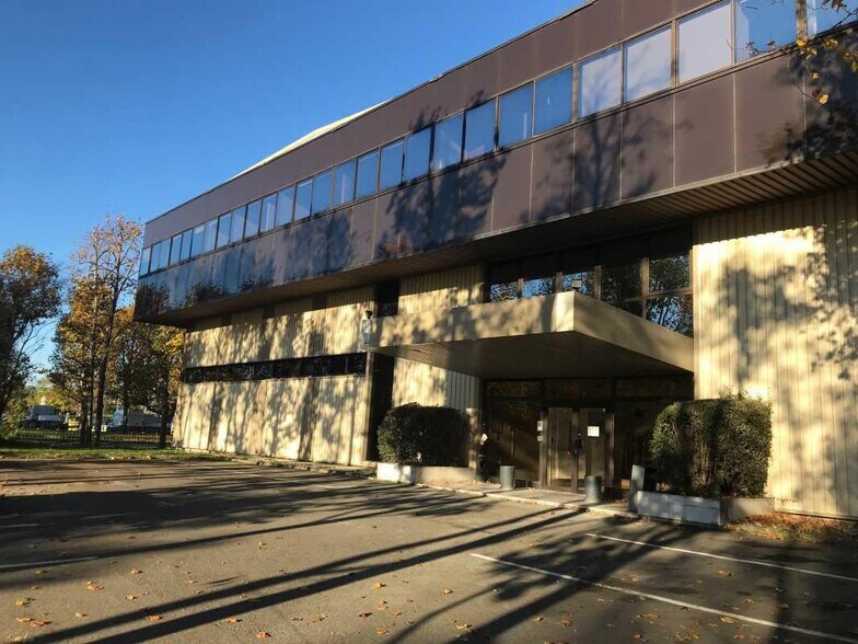 16 Rue Albert Einstein, Trappes for lease - Building Photo - Image 1 of 8