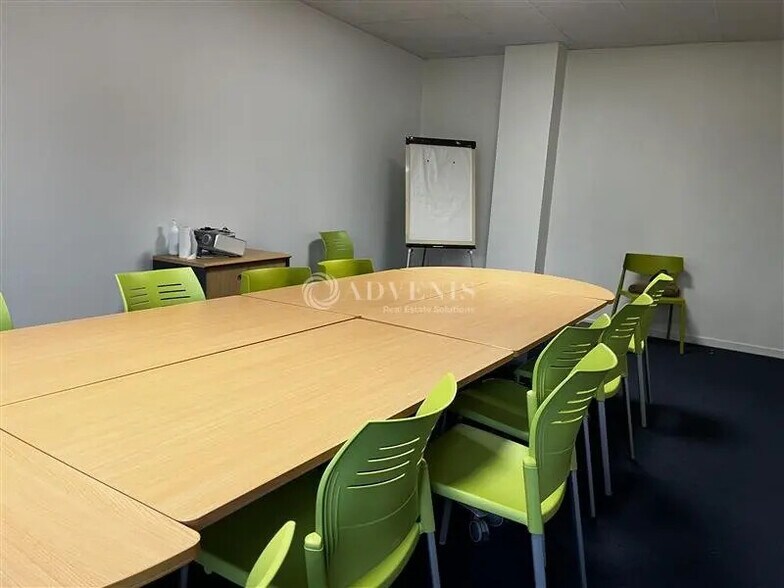 Office in Tours for lease - Interior Photo - Image 3 of 11
