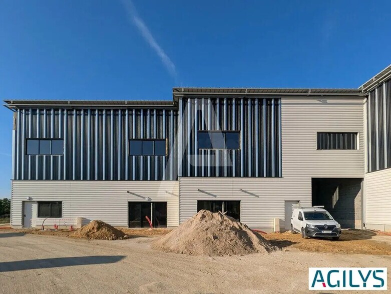 Flex in Ollainville for sale - Building Photo - Image 1 of 12