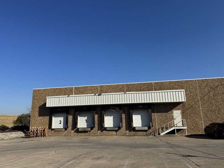 1371-1373 Round Table Dr, Dallas, TX for lease - Building Photo - Image 2 of 3