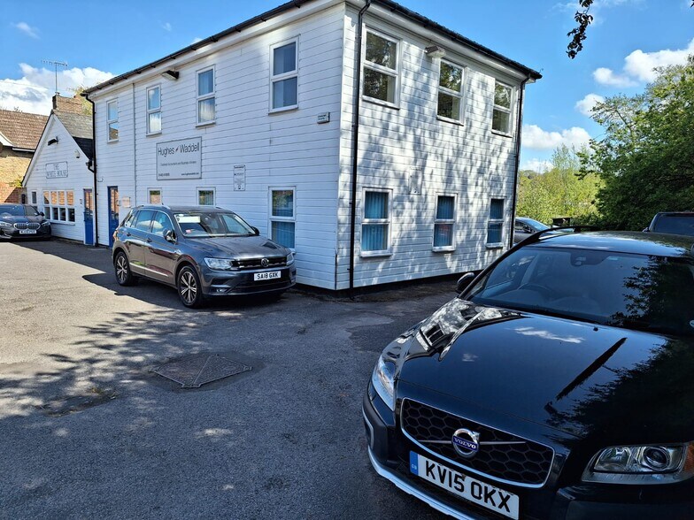 2 Meadrow, Godalming, GU7 3HN The White House