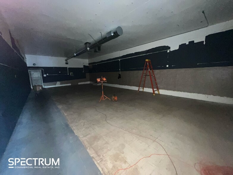 7327-7329 Canoga Ave, Canoga Park, CA for lease - Building Photo - Image 3 of 5