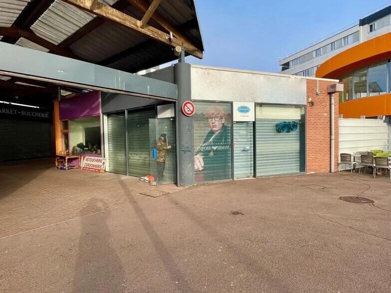 Retail in Val-de-Reuil for sale - Building Photo - Image 1 of 4