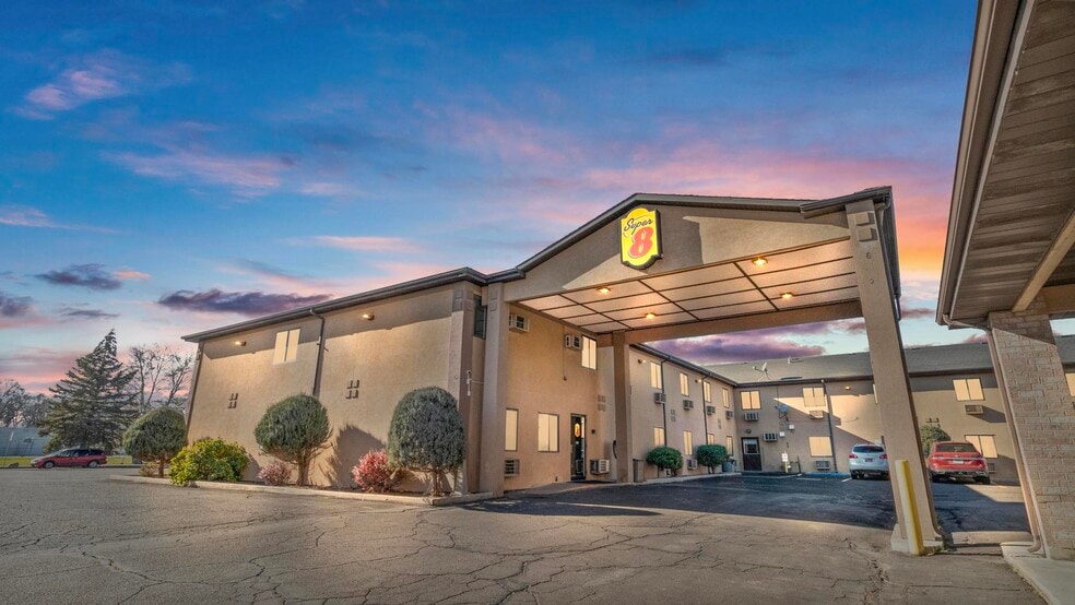 Super 8 & Travelodge Elko Portfolio portfolio of 2 properties for sale on LoopNet.com - Primary Photo - Image 1 of 48