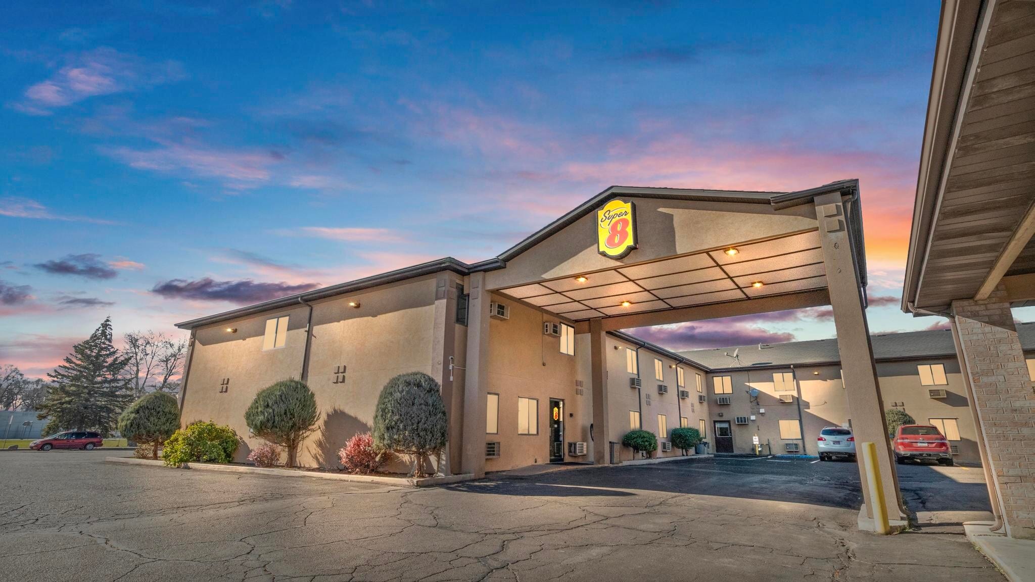 Super 8 & Travelodge Elko Portfolio portfolio of 2 properties for sale on LoopNet.com Primary Photo- Image 1 of 49