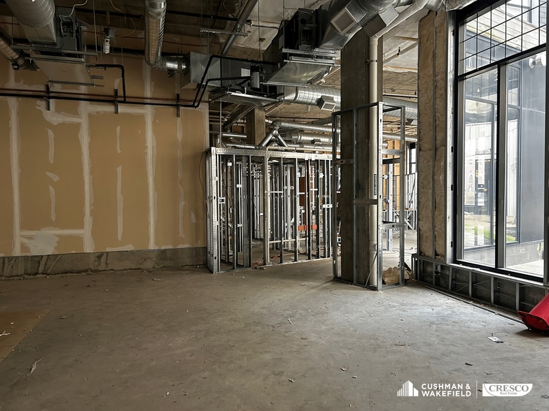 2875 Detroit Ave, Cleveland, OH for lease - Interior Photo - Image 3 of 10