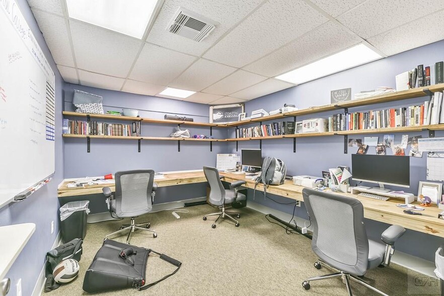 426 Winnie, Galveston, TX for lease - Interior Photo - Image 3 of 34