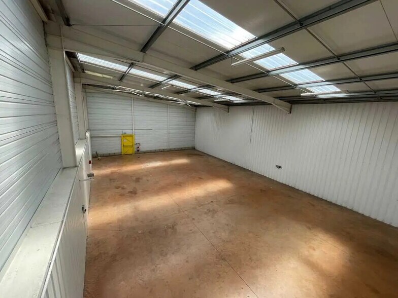 Office in Lacroix-Saint-Ouen for lease - Interior Photo - Image 3 of 8