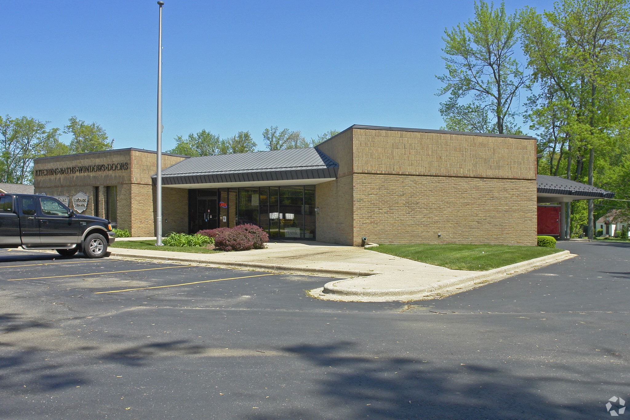 392 136th Ave, Holland, MI for sale Primary Photo- Image 1 of 8