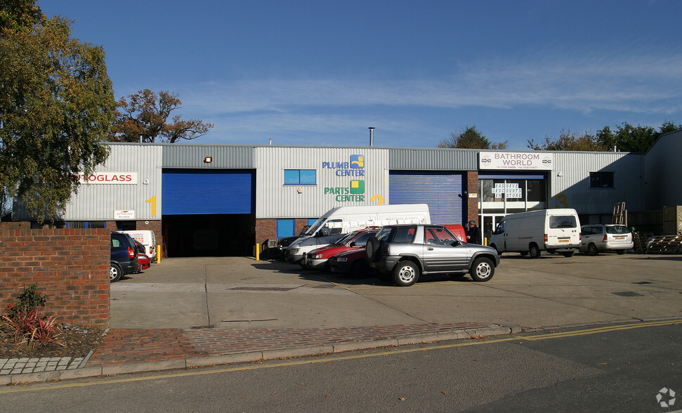 1 Gatwick Rd, Crawley for lease - Building Photo - Image 2 of 2