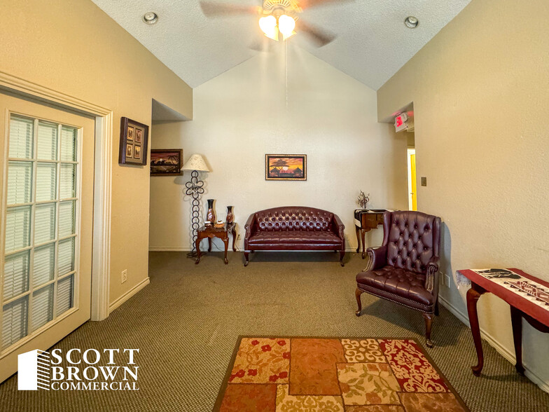 1005 N Elm St, Denton, TX for sale - Interior Photo - Image 3 of 15