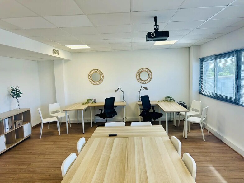 Coworking Space in Castelnau-le-Lez for lease - Interior Photo - Image 1 of 20