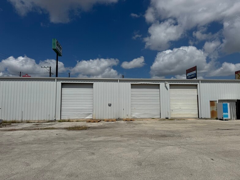 204 N WW White Rd, San Antonio, TX for lease - Building Photo - Image 2 of 7