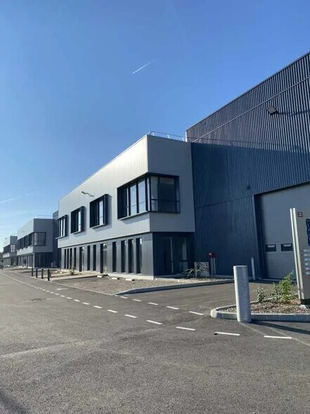 Office in Saint-Priest for lease - Building Photo - Image 3 of 13