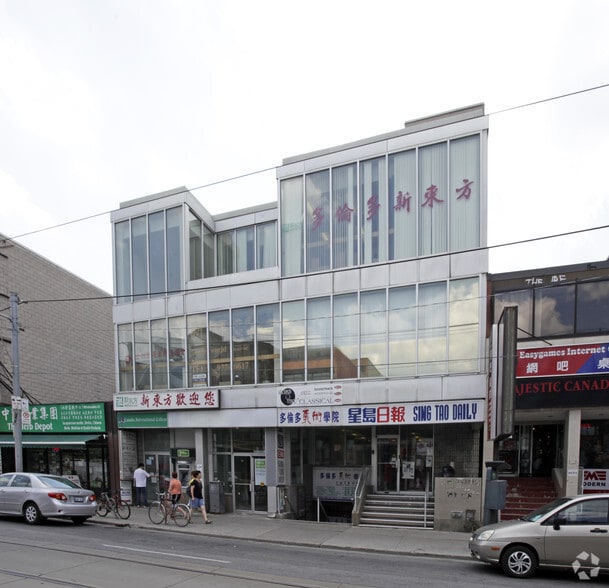411-417 Dundas St W, Toronto, ON for lease - Primary Photo - Image 1 of 4