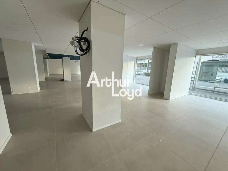 Retail in Saint-Laurent-du-Var for lease - Interior Photo - Image 1 of 4