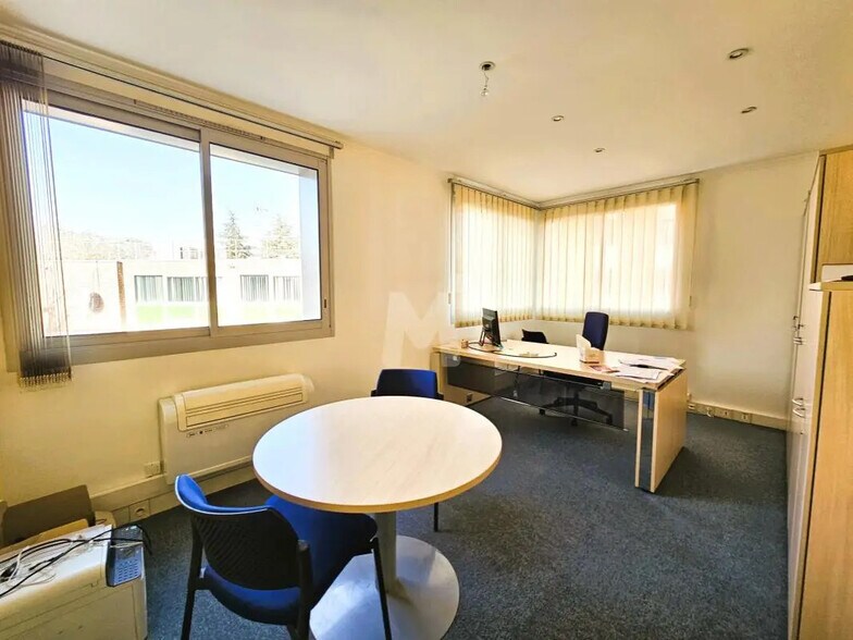 Office in Lisses for lease - Interior Photo - Image 2 of 10