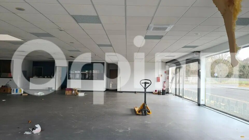 Retail in Montluçon for lease - Interior Photo - Image 2 of 8