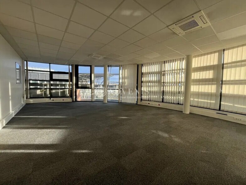 Office in Melun for sale - Interior Photo - Image 1 of 12