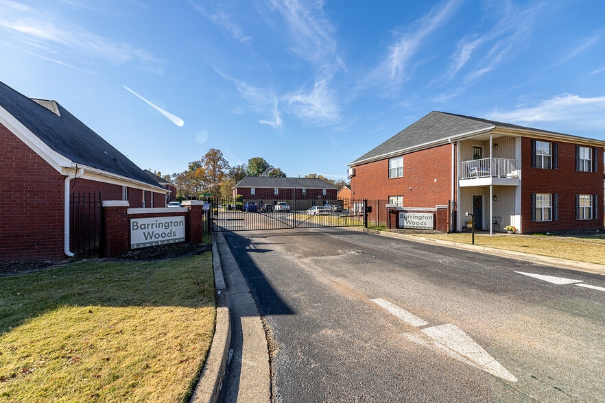 Barrington Woods Apartments and Townhome portfolio of 2 properties for sale on LoopNet.com - Building Photo - Image 3 of 38