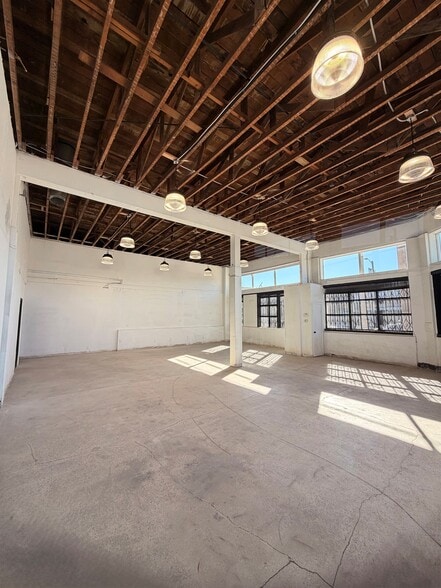 700 N Heliotrope Dr, Los Angeles, CA for lease - Interior Photo - Image 3 of 6