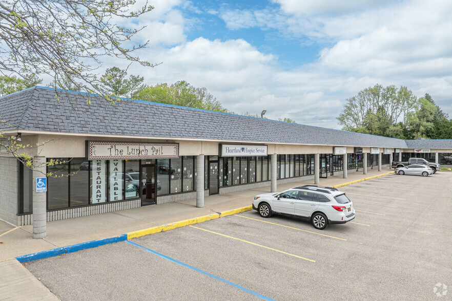 1015-1043 W Main St, Fremont, MI for lease - Building Photo - Image 2 of 4