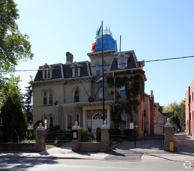 136 Beverley St, Toronto, ON M5T 1Y5