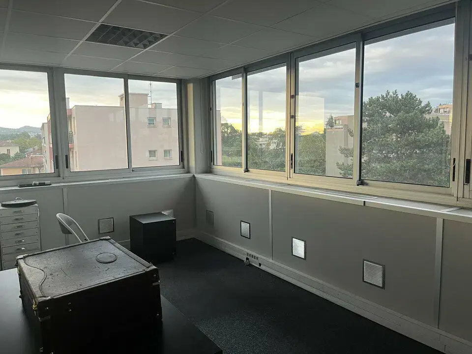 Office in Tassin-la-Demi-Lune for lease Interior Photo- Image 1 of 7