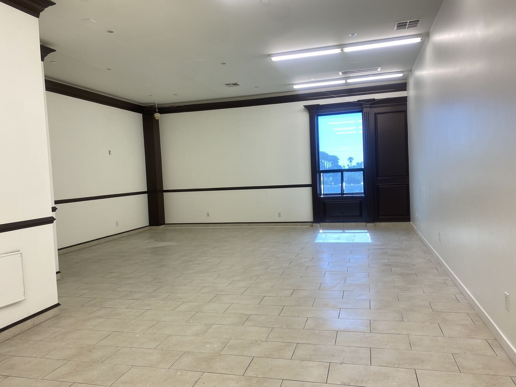 211 N Citrus Ave, Covina, CA for lease Interior Photo- Image 1 of 5