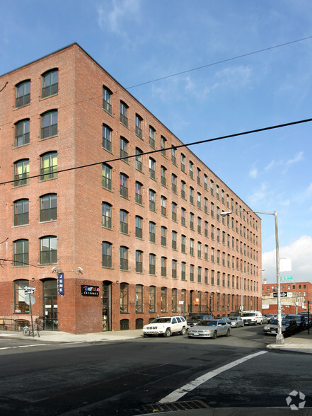 500 Driggs Ave, Brooklyn, NY for lease - Building Photo - Image 2 of 30