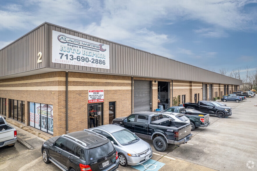 5829 W Sam Houston Pky N, Houston, TX for lease - Building Photo - Image 3 of 16