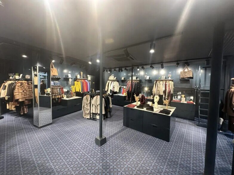 Retail in Chartres for lease - Interior Photo - Image 2 of 8