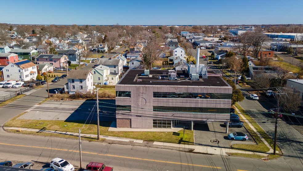 727 Honeyspot Rd, Stratford, CT for sale - Building Photo - Image 1 of 7