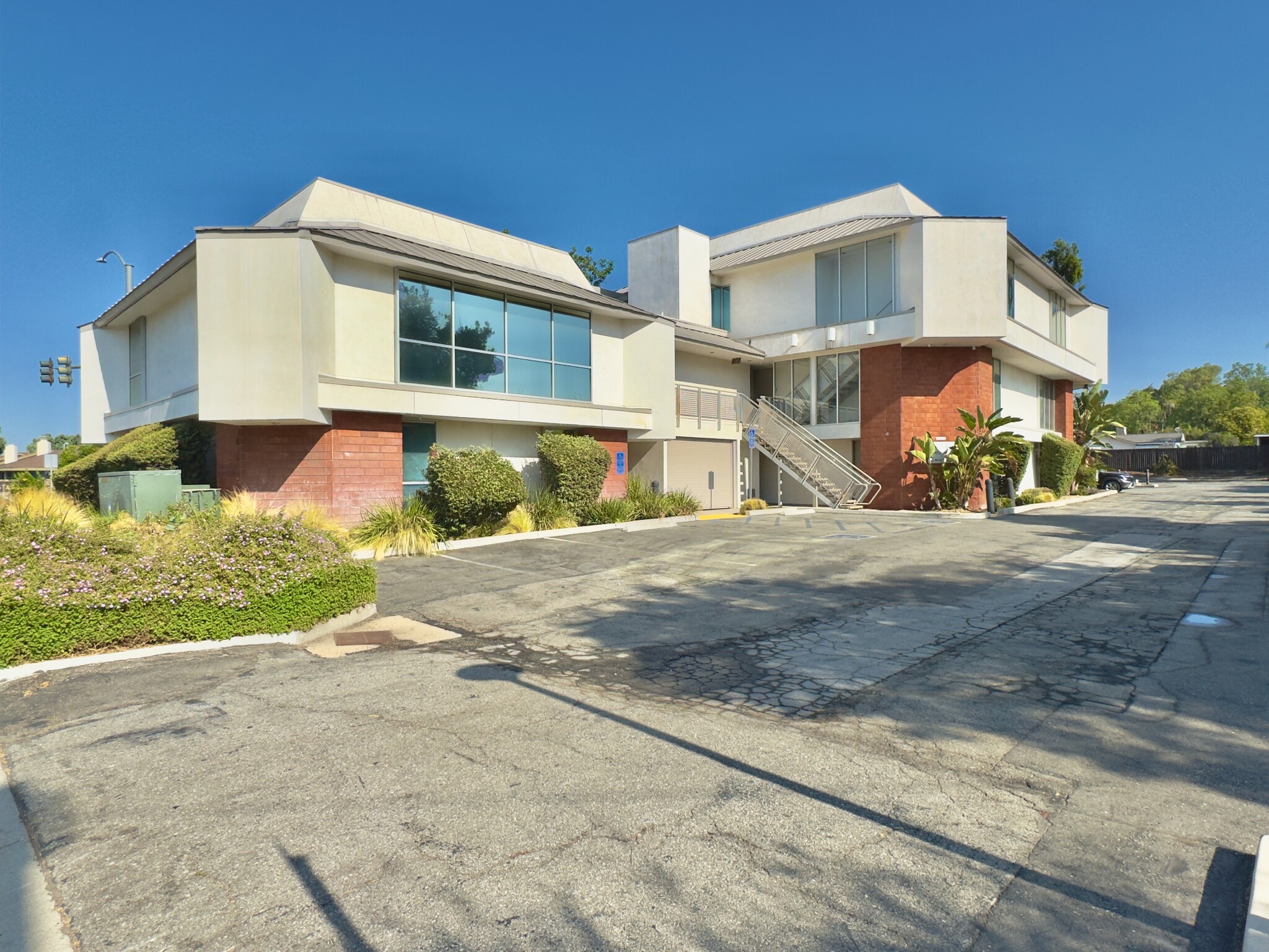 678 S Indian Hill Blvd, Claremont, CA for lease Building Photo- Image 1 of 35