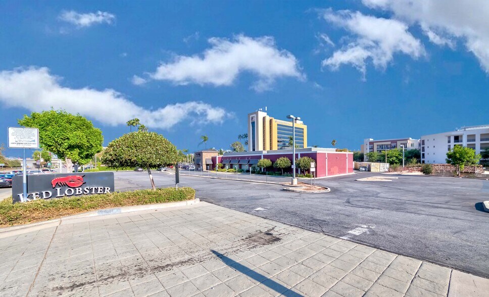 928 W Huntington Dr, Monrovia, CA for lease - Building Photo - Image 2 of 32