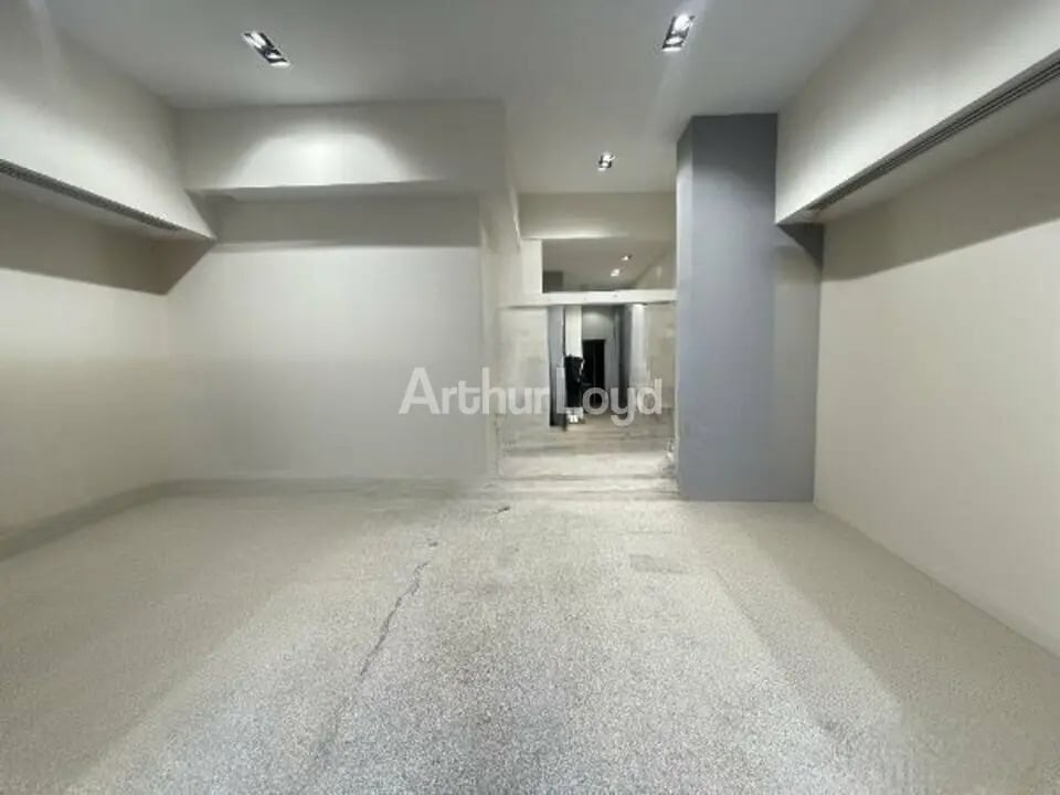 Retail in Reims for lease Interior Photo- Image 1 of 9