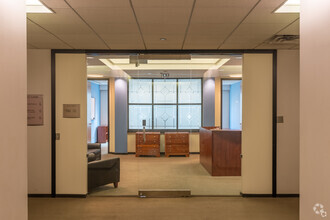 350 N LaSalle St, Chicago, IL for lease Lobby- Image 1 of 7