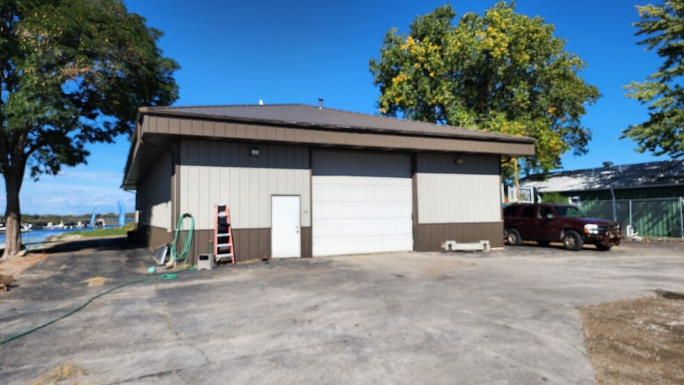 2187 Abraham Ln, Oshkosh, WI for lease - Building Photo - Image 2 of 3