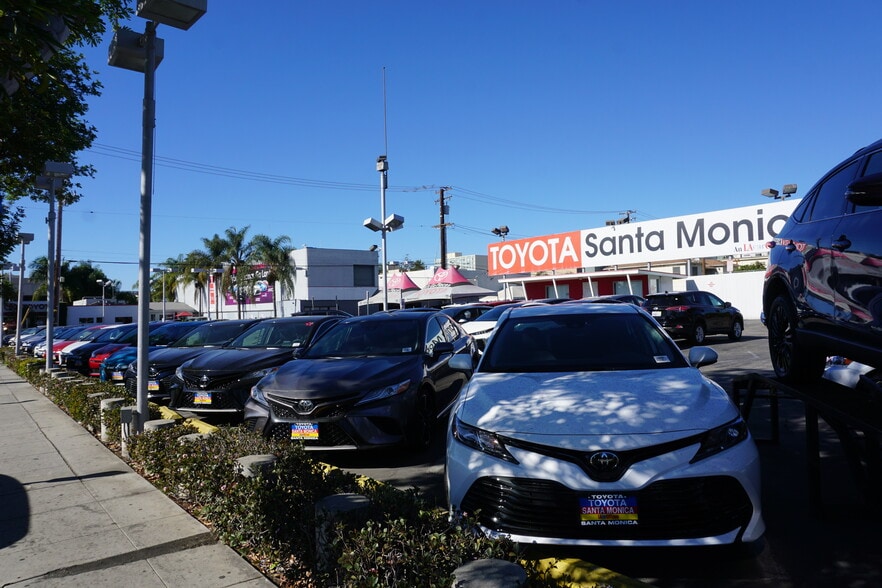 825 Santa Monica Blvd, Santa Monica, CA for sale - Building Photo - Image 3 of 9