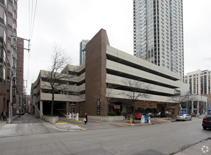 75 W Elm St, Chicago, IL for lease - Building Photo - Image 3 of 7