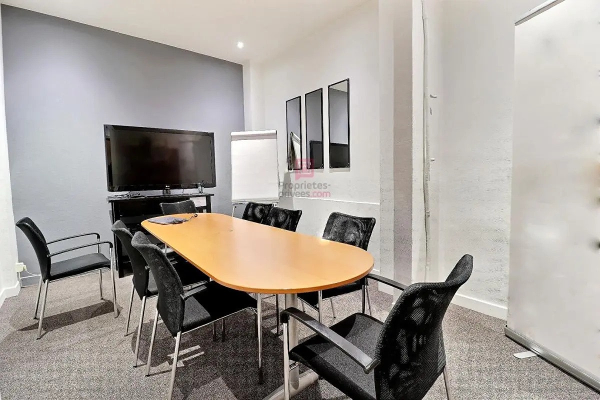 Office in Paris for lease Interior Photo- Image 1 of 7