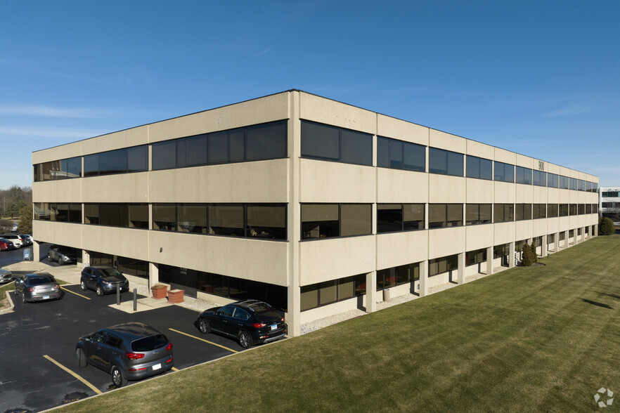 900 Commerce Dr, Oak Brook, IL for lease - Building Photo - Image 2 of 7