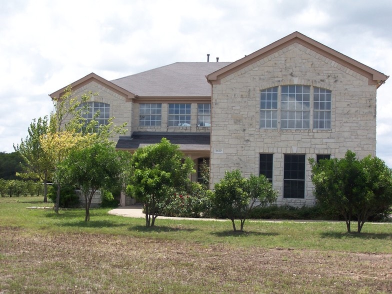 1620 Red Bud Ln, Round Rock, TX for lease - Building Photo - Image 1 of 13