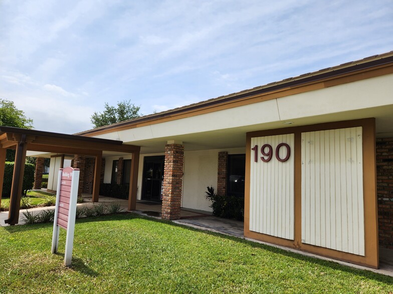 190 John F Kennedy Dr, Lake Worth, FL for lease - Building Photo - Image 1 of 5