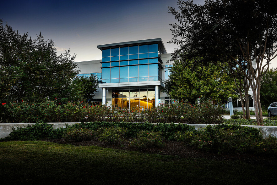 2750 Technology Forest Blvd, The Woodlands, TX for lease - Building Photo - Image 1 of 21