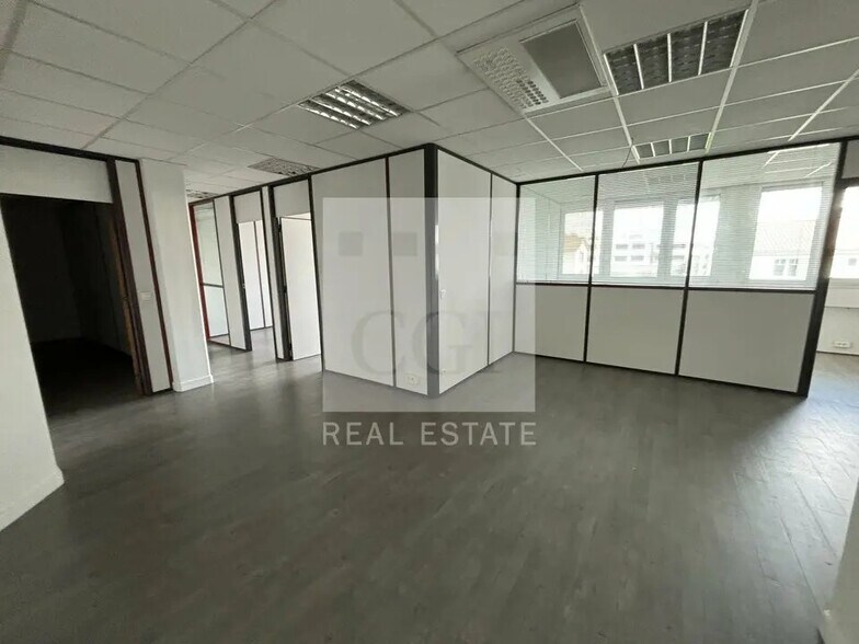 Office in Bron for lease - Interior Photo - Image 3 of 9