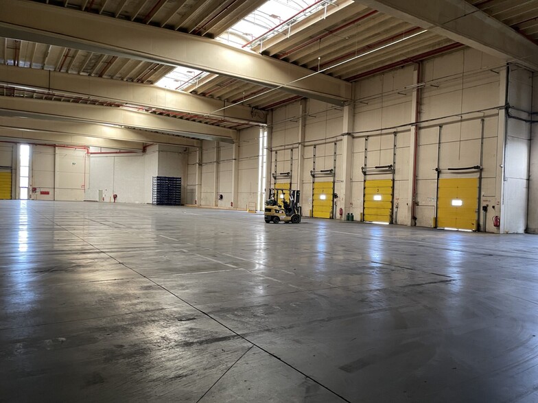 Industrial in Camon for lease - Interior Photo - Image 1 of 1